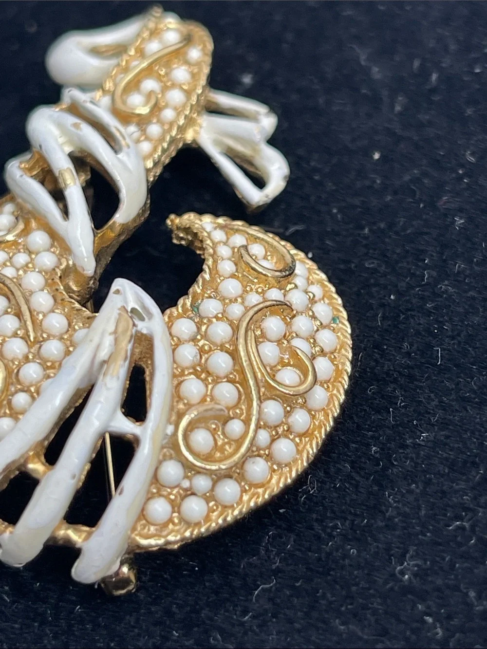 RARE Hattie Carnegie Abstract Goldtone + White Enameled Accent Brooch